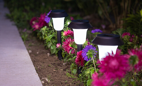 Prečo solárna lampa svieti počas dňa?