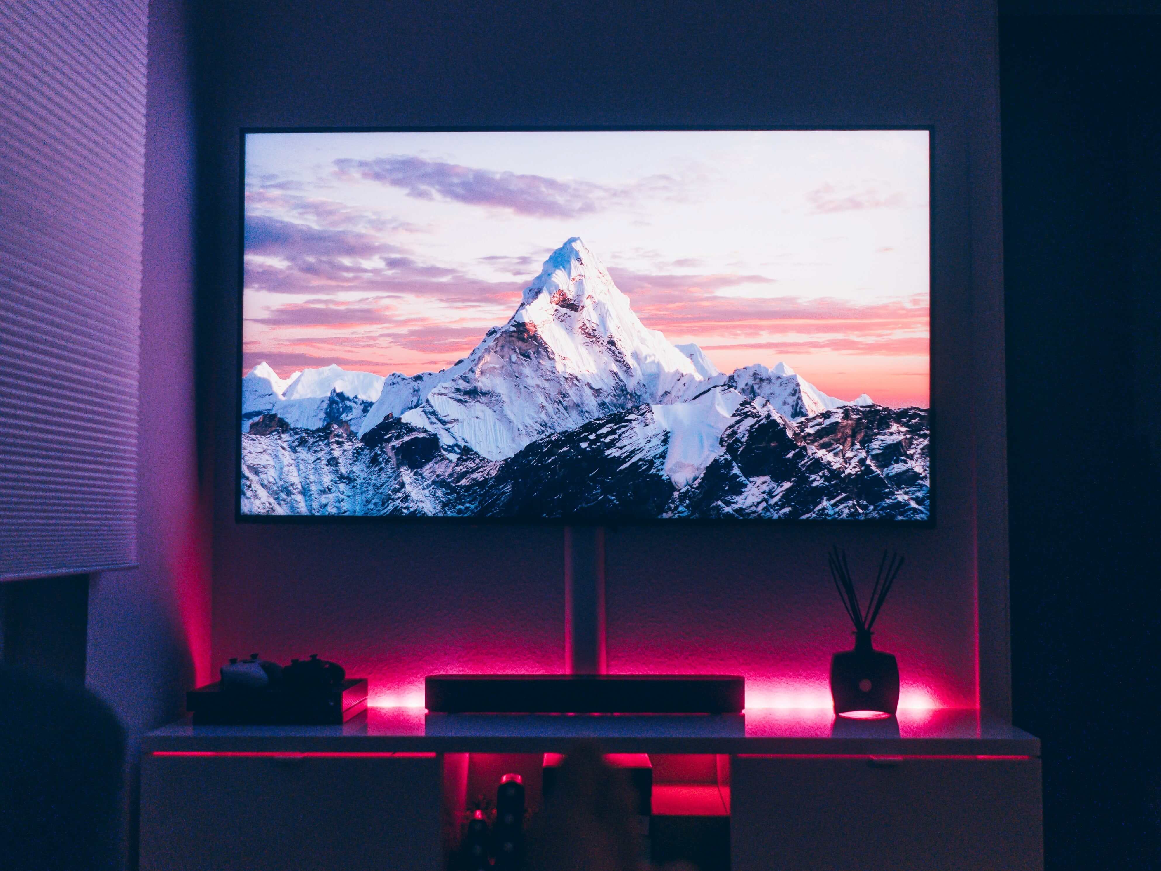 Ako mám namontovať LED pás za televízor?