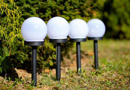 LED záhradná lampa na solárny pohon WHITE BALL 10cm