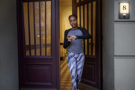 Vonkajšia LED lampačíslom domu a kamerou 22W 1500lm 3000K teplá biela svetlo so senzorom pohybu Reproduktor Stmievateľné IP44 Sivá SMART+ WiFi kamera Ledvance