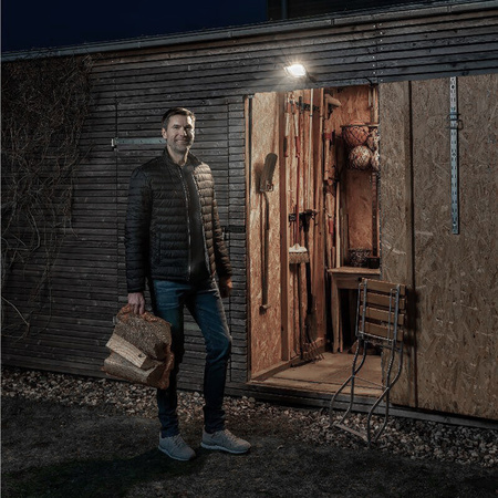 LED reflektor 30W 2400lm 6500K IP65 čierny so senzorom pohybu a súmraku + diaľkové ovládanie KOBI MHNC