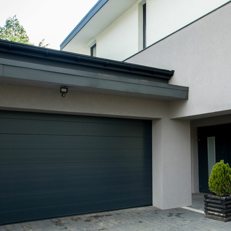 LED reflektor 10W 900lm 6500K, studená biela 120° Black IP65 so senzorom pohybu Sanico Goldlux