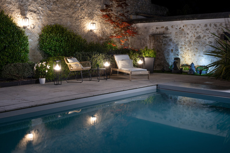 Vonkajšia solárna lampa Inteligentná fasádna nástenná lampa 6W 400lm 3000K teplá biela RGB+W Stmievateľná IP44 Čierna SMART+ Bluetooth Alps Ledvance