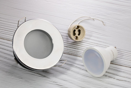 Zapustené halogénové svietidlo Kruhové chrómové svietidlo AQUS + LED žiarovka GU10 5W 4000K neutrálna biela 120° Lumiled