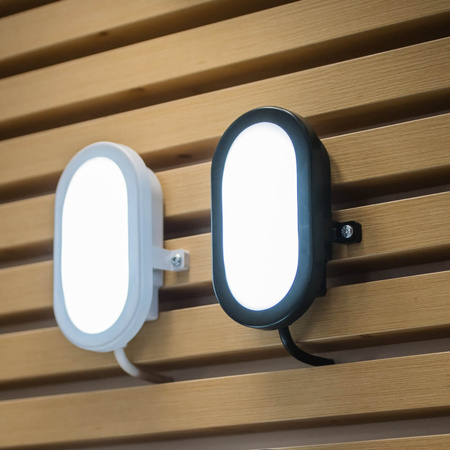 Vonkajšia priemyselná nástenná lampa LED 6W 420lm 4000K IP54 bielanúdzovým modulom Ledvance