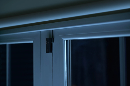 Inteligentný kontaktný senzor pre okná a dvere čierny batériový kontaktný senzor Zigbee Secure Philips HUE