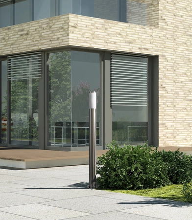 E27 Silver IP44 Livia Sanico Goldlux E27 Silver E27 Stojaca stĺpová záhradná lampa od spoločnosti Goldlux