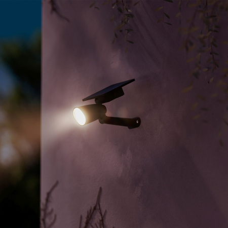 Solárna záhradná lampareflektorom LED 1,4 W 150 lm 2700K IP44 so súmrakovým senzorom Ashlyn Black Philips