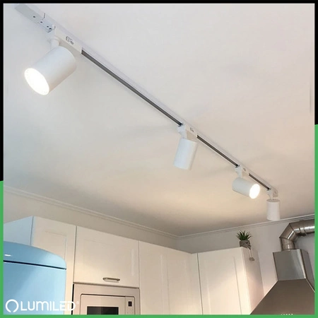 1F KOĽAJNICOVÝ KONEKTOR PRIAMY S NAPÁJACÍM ZDROJOM BIELY SVETELNÝ