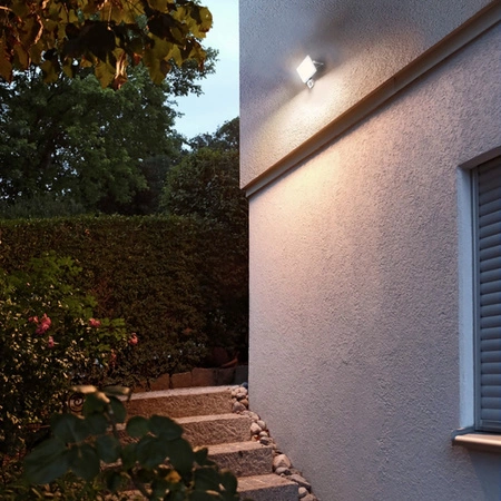 LED reflektor 30W 2700lm 5000K IP65 biely so senzorom pohybu a súmraku VIDEX LUCA