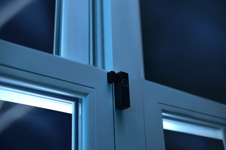 Inteligentný kontaktný senzor pre okná a dvere čierny batériový kontaktný senzor Zigbee Secure Philips HUE