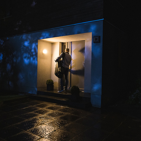 Vonkajšia záhradná nástenná lampa 15W 950lm 3000K, teplá biela so senzorom pohybu a svetla HD kamera Stmievateľná IP44 Sivá SMART+ WiFi kamera Ledvance