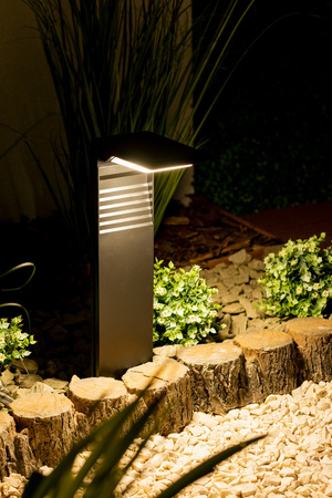 LED solárna záhradná lampa poháňaná stojacou tyčou 57 cm 4000K IP64 so súmrakovým senzorom