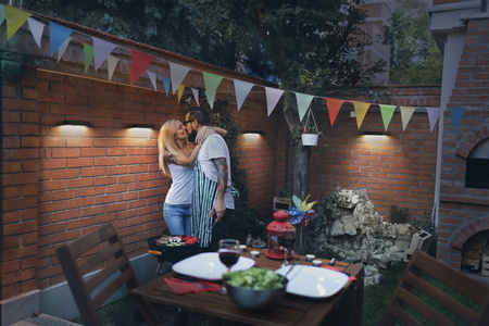 Vonkajšia záhradná nástenná lampa LED 6W 850lm 3000K IP65 Grey so senzorom pohybu a súmraku Endura Ledvance