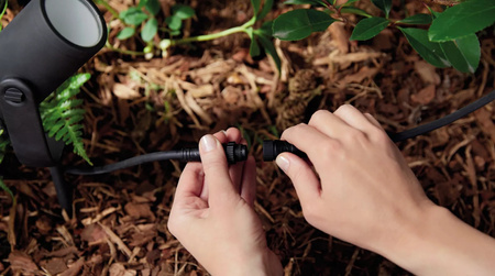 Vonkajšie LED 20,5 W 1420 lm 80 cm IP65 biele a farebné ambiance RGB + TW Black Smart SMART Zigbee Bluetooth Amaranth Philips HUE záhradné svetlo