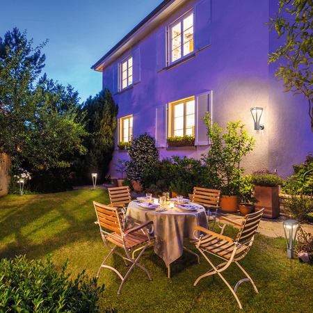 LED 6W 550lm 3000K IP44 Strieborná vonkajšia záhradná nástenná lampa so senzorom pohybu a súmraku Endura Ledvance