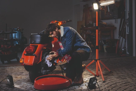 LED reflektor Batériová lampa na stojane Prenosná 40W 3600lm 4000K IP54 Oranžové pracovné svetlo Ledvance