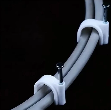 Káblový úchyt s drôteným klincom Okrúhly FLOP 8 mm biely