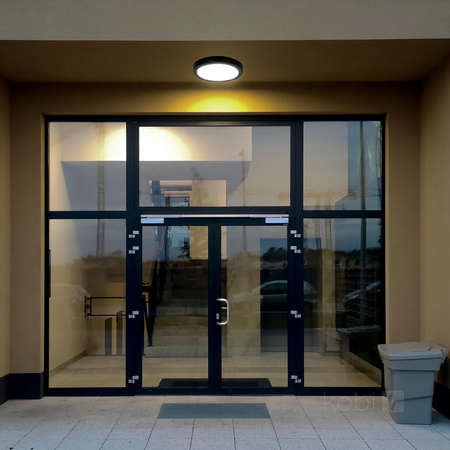 LED stropný plafón do kúpeľnepovrchovou montážou 24W 2280lm 4000K 120° so senzorom pohybu a súmraku čierny IP65 Nairos Kobi