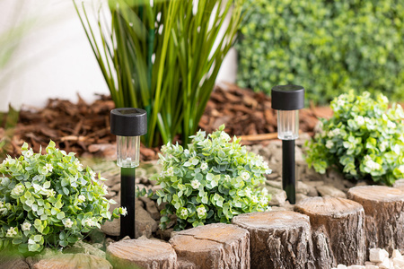 Záhradná lampa LED so solárnym pohonom čierna 6500K studená biela