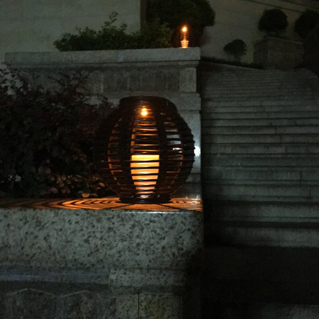 Záhradné LED solárne závesné svietidlo čierne oválne s efektom plameňa