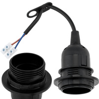 Zapustený držiak žiarovky E27 improvizovaný s drôtom a svorkovnicou čiernej farby